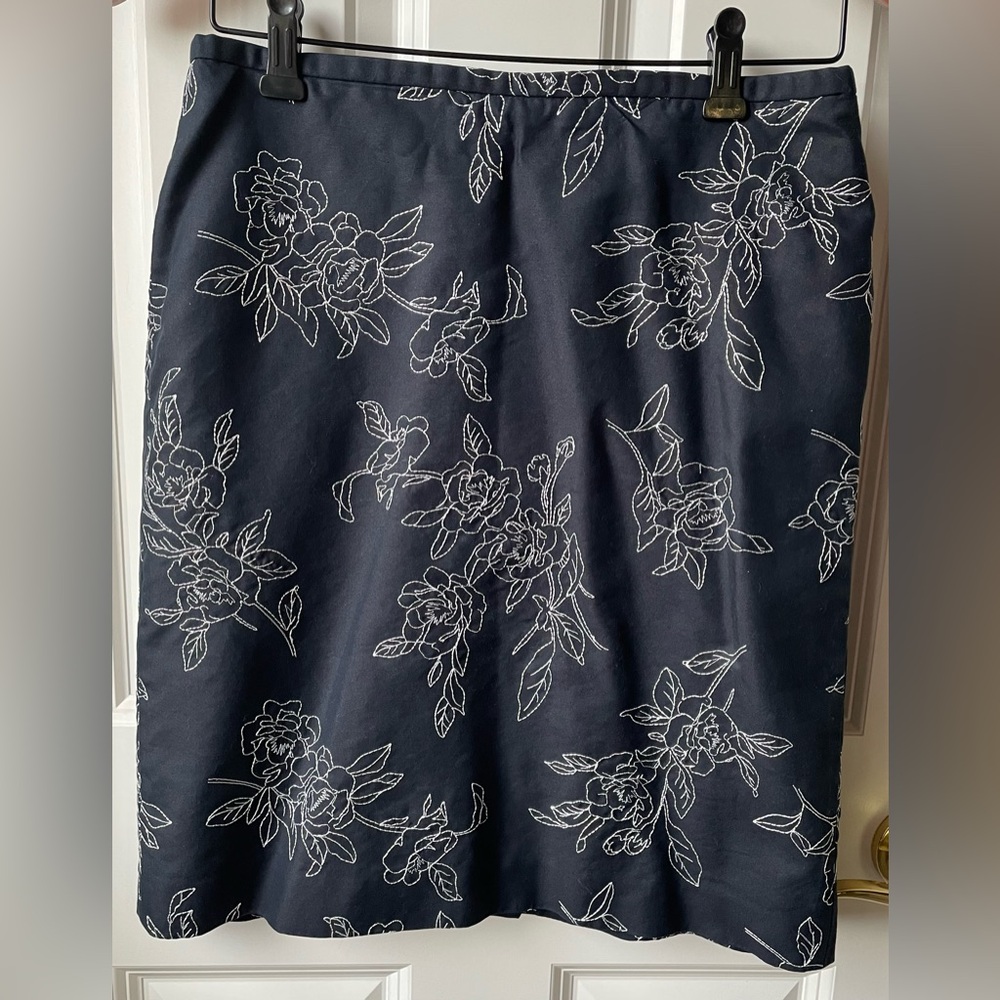 4 for $20 special 
Ann Taylor Fully Lined Petite Skirt with Beautiful Floral